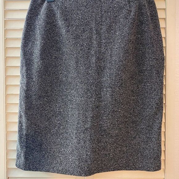 EXPRESS tweed  skirt with pleat in front - Picture 7 of 9